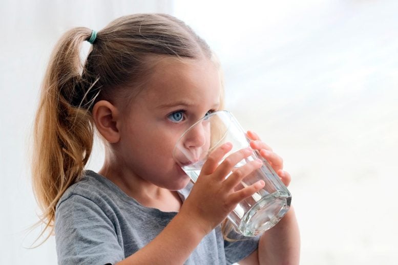 Gadis muda minum segelas air