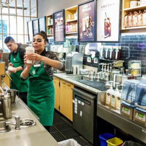 Bagaimana Starbucks bekerja untuk menghidupkan kembali merek dari lattes ke PHK