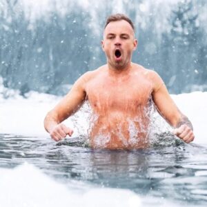 Pemuda mandi air dingin di luar