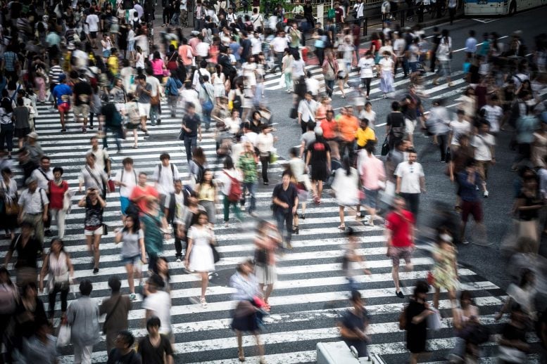 Pejalan kaki kerumunan Shibuya melintasi Tokyo