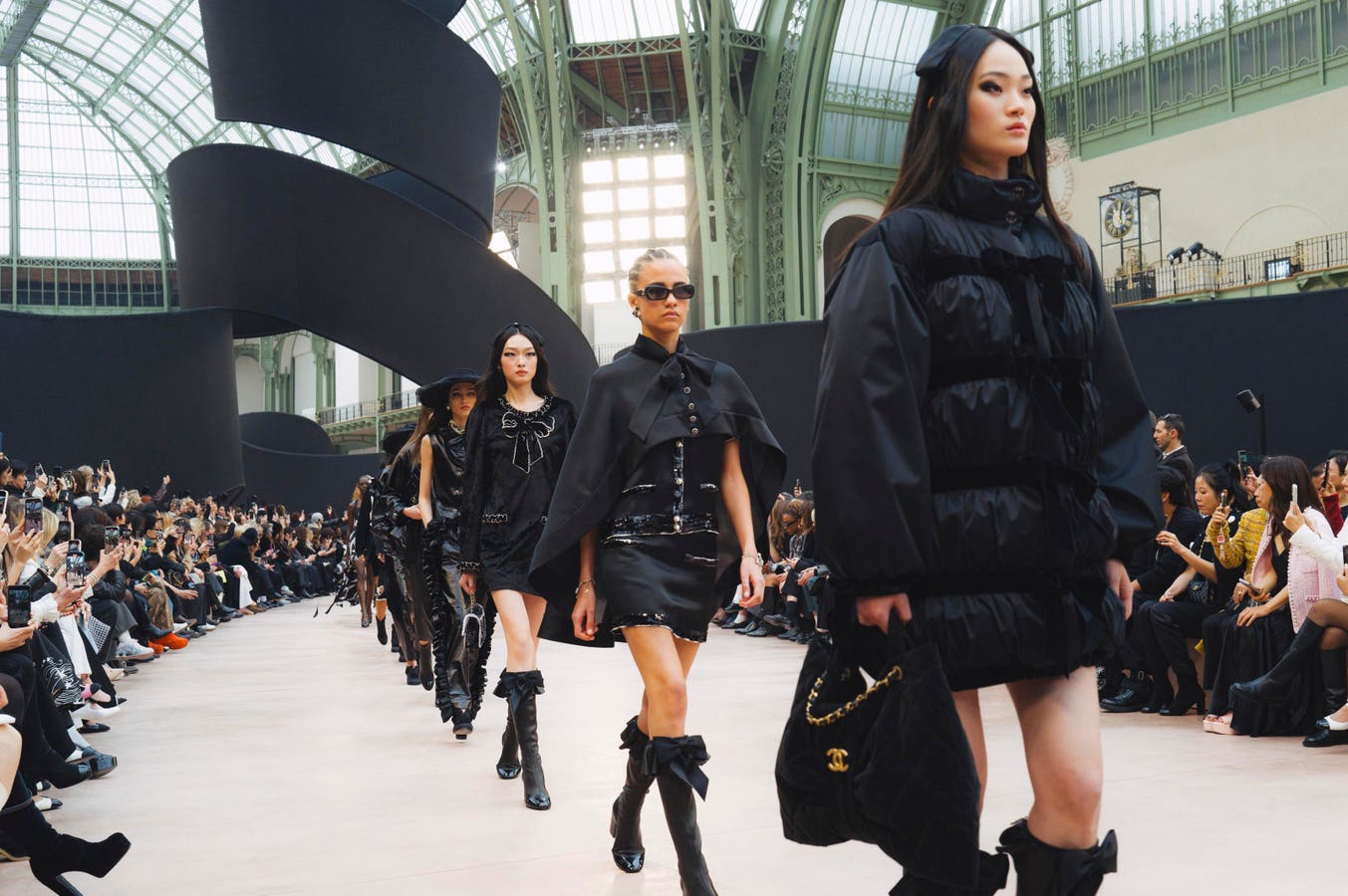 Chanel mengeksplorasi pita di antara ikon rumah lainnya