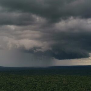 Awan di atas hutan hujan Amazon