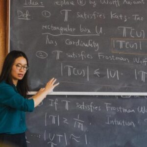 Hong Wang mempresentasikan pekerjaannya