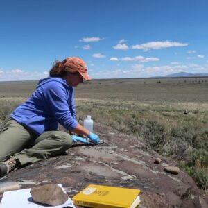 Lisbeth Loutderback mengekstraksi residu tanaman