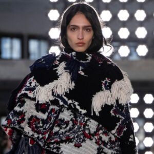 Sacai membungkusnya untuk musim gugur 2025