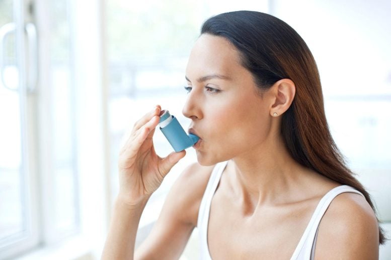 Wanita dengan inhaler asma