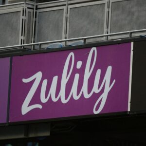 Zulily berpindah tangan lagi karena lebih dari menjualnya ke fashion diskon e-tailer proozy