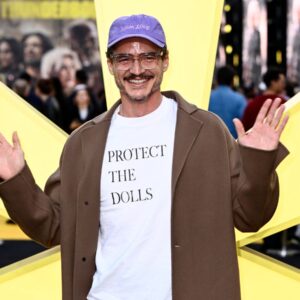 Bagaimana T-shirt $ 99 mendefinisikan kembali kekuatan fashion