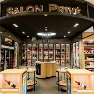 Bergeser toko pendatang baru menunggu penumpang di bandara Dubai