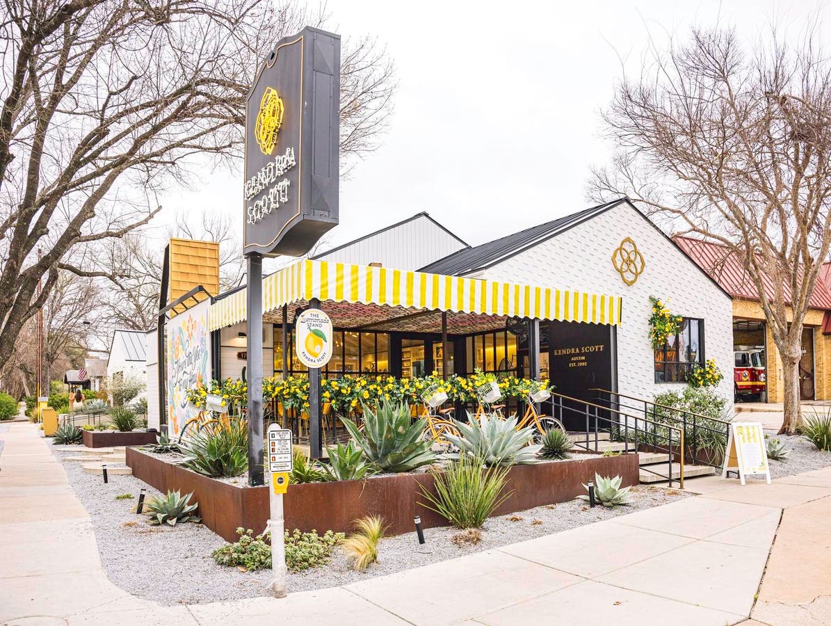 Di dalam ekspansi ritel Kendra Scott dan toko mawar kuning baru