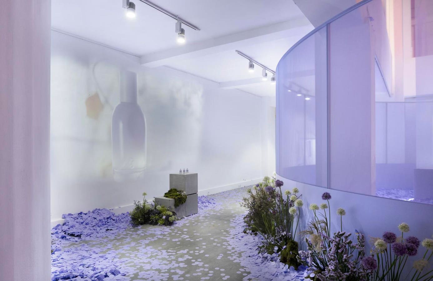 Glossier Paris Pop-up membuktikan formula kemenangannya masih berfungsi
