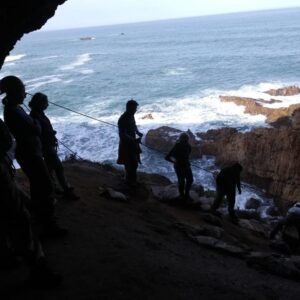 Para arkeolog yang bekerja di gua yang menghadap ke laut