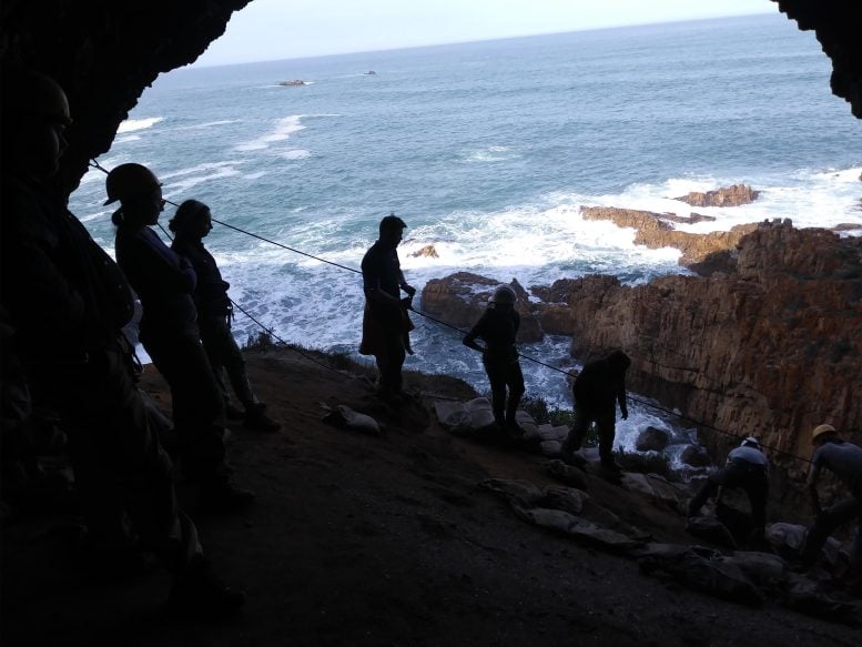 Para arkeolog yang bekerja di gua yang menghadap ke laut