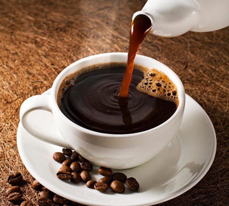 Menuangkan cangkir kopi