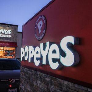 Popeyes membawa rasa Louisiana ke bandara Inggris musim panas ini