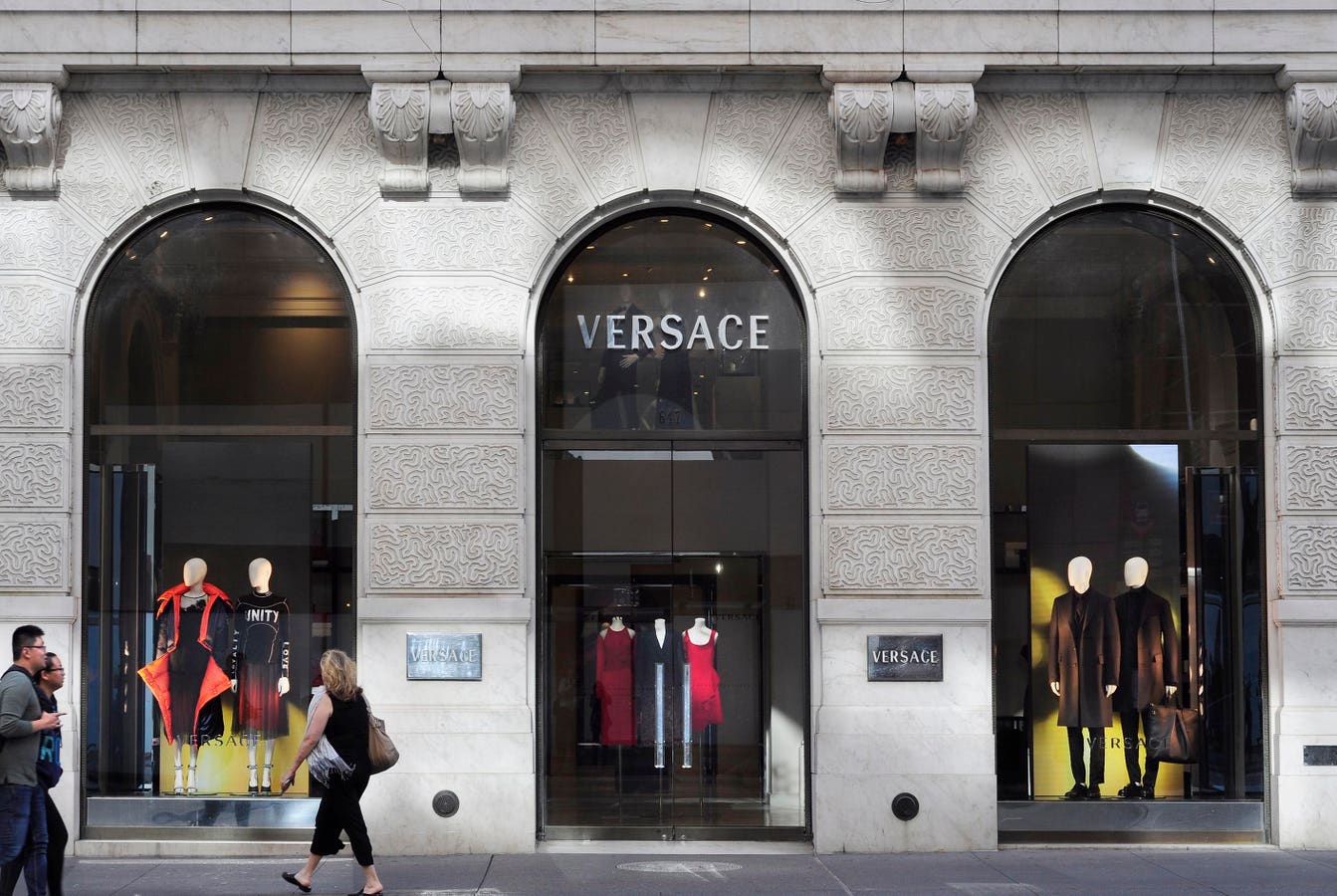 Prada membeli Versace dari Capri Holdings di Sakelar Rumah Mewah