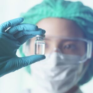 Dokter wanita memegang vaksin