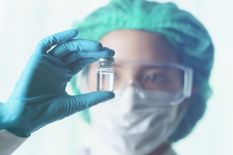 Dokter wanita memegang vaksin