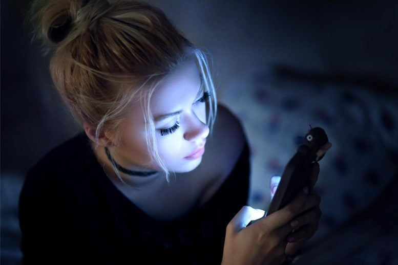 Smartphone wanita muda bersinar malam