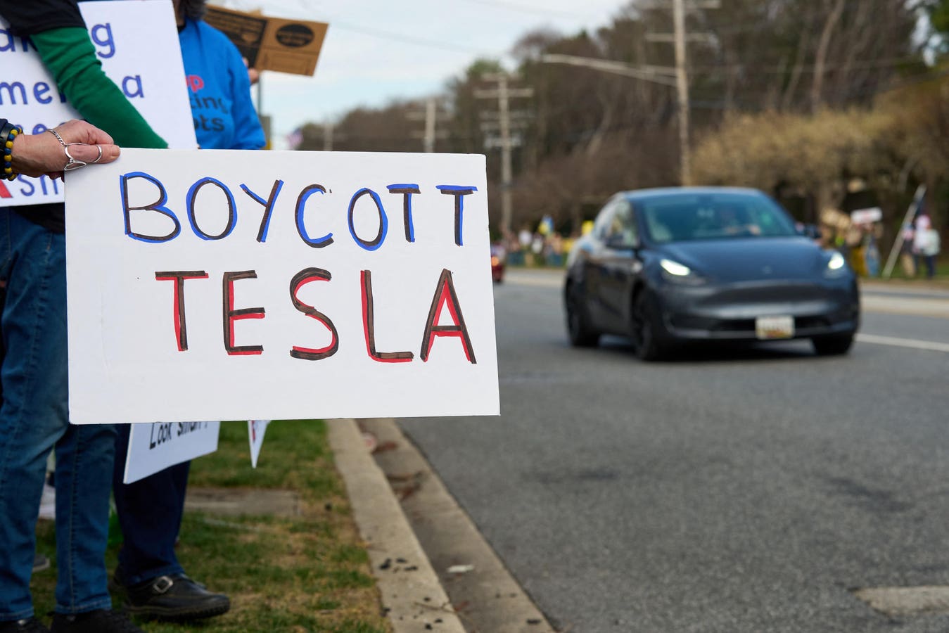Tesla Q1 pengiriman turun 13%, karena protes 'Tesla Takedown' sinyal menumbuhkan ketidakpuasan