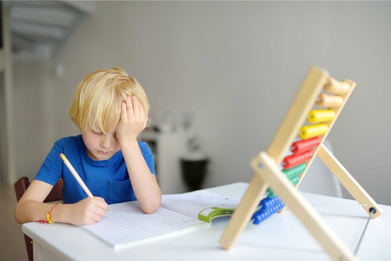 Pekerjaan rumah anak laki -laki ADHD
