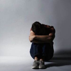 Pria sedih yang kesepian