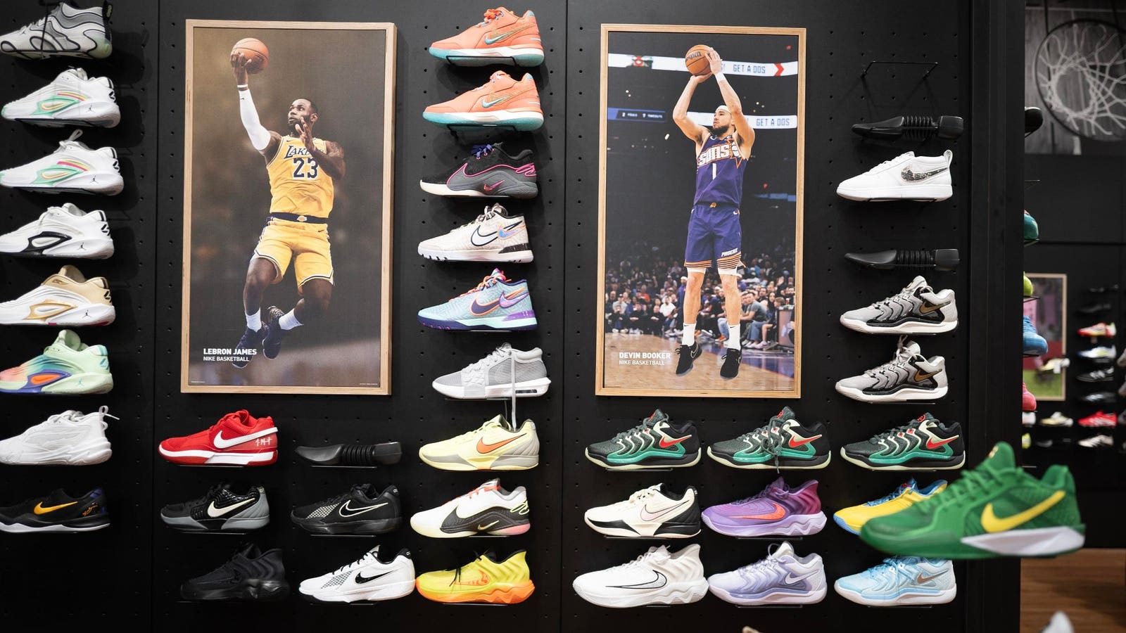 Dick's Acquires Foot Locker seharga $ 2,4 miliar, membangun bagian di pasar olahraga dan sepatu kets