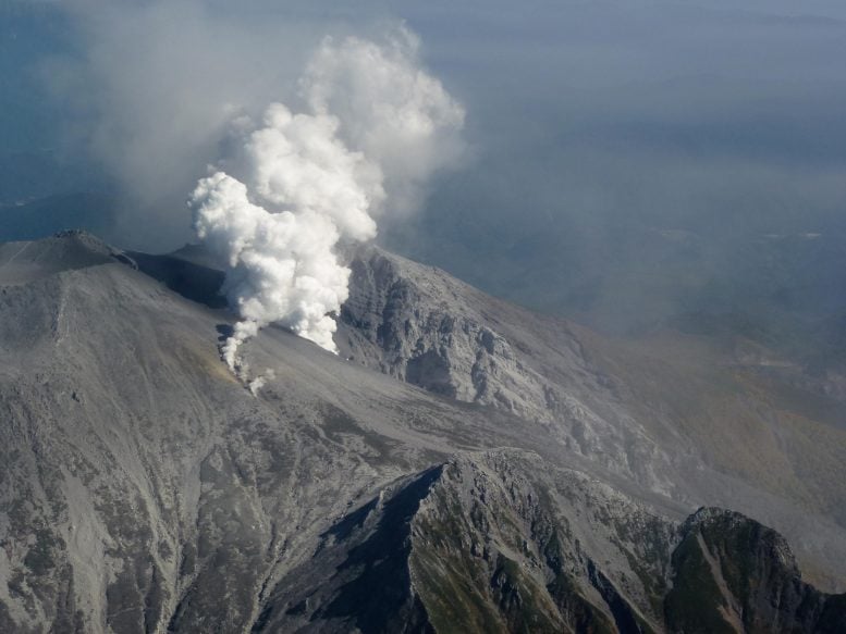 Pemandangan udara Volcano Ontake, Pulau Honshu, Jepang