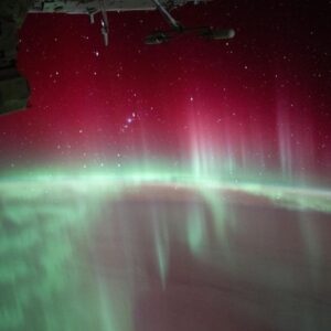 Bintang berkilauan di atas Aurora di atmosfer Bumi