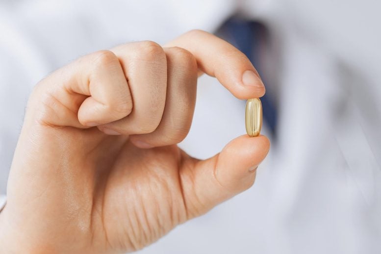 Dokter memegang kapsul obat suplemen vitamin