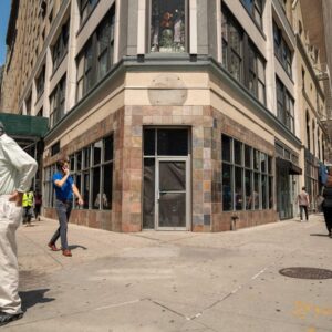 Ritel dan konsumen tergantung di tepi pisau sekarang