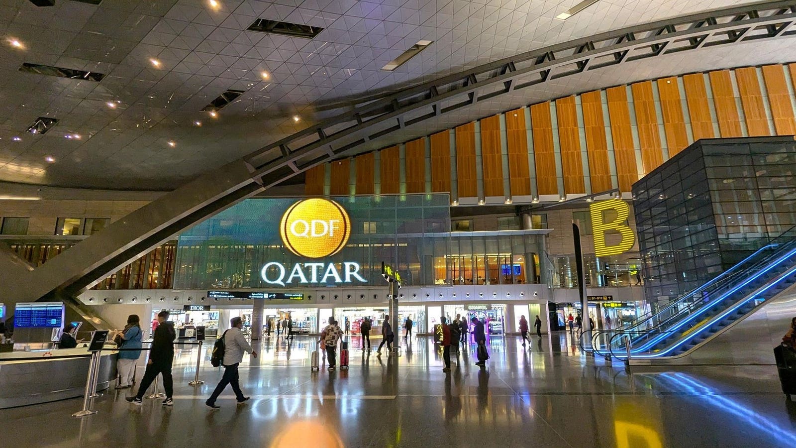 Ritel mendekati $ 1 miliar untuk Qatar Airways di tahun bersejarah