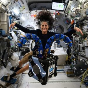 Astronot Suni Williams memeriksa astrobee robotic free-flyer