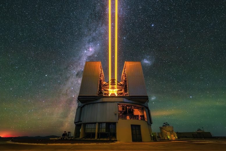 ESO Teleskop yang sangat besar UT4 empat balok laser
