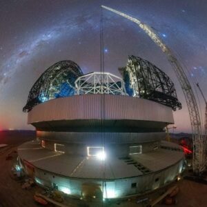 ESO crane konstruksi teleskop yang sangat besar
