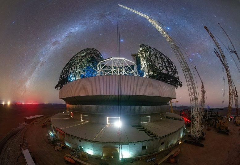 ESO crane konstruksi teleskop yang sangat besar