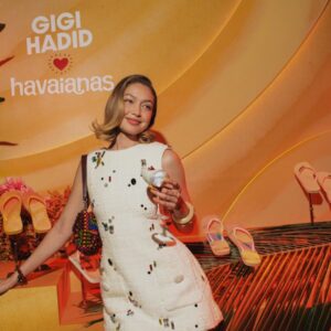 Gigi Hadid memasukkan estetika gadis California ke dalam kolaborasi Havaianaas