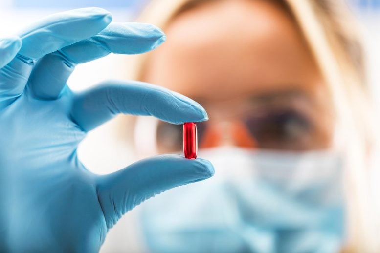 Peneliti ilmuwan wanita memegang pil obat kapsul