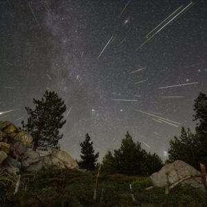Perseids Meteors beruntun di atas Hutan Nasional Sequoia