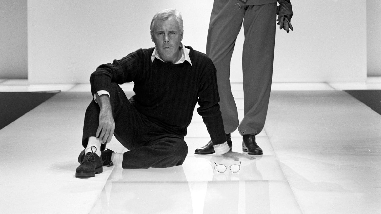 Giorgio Armani menandai tahun ke -50 mereknya dengan banyak perayaan