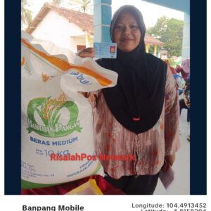 Kasih Pelayanan Kampung Rantau Jaya, Kecamatan Banjit" Lilis Sumarti, Bersama Aparatur Kampung Lainnya Menyalurkan Bantuan Beras Cadangan Pangan Pemerintah (CPP) Tahun 2025