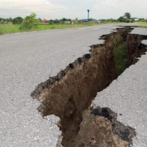Retakan gempa bumi besar di jalan aspal