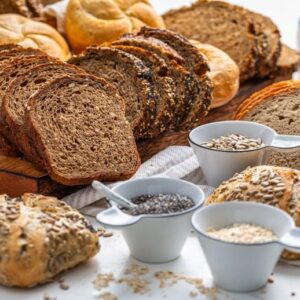 Bermacam -macam roti dan gulungan bergizi