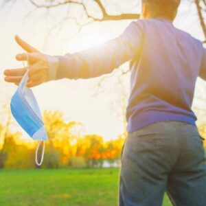 Melepas topeng covid saat matahari terbenam