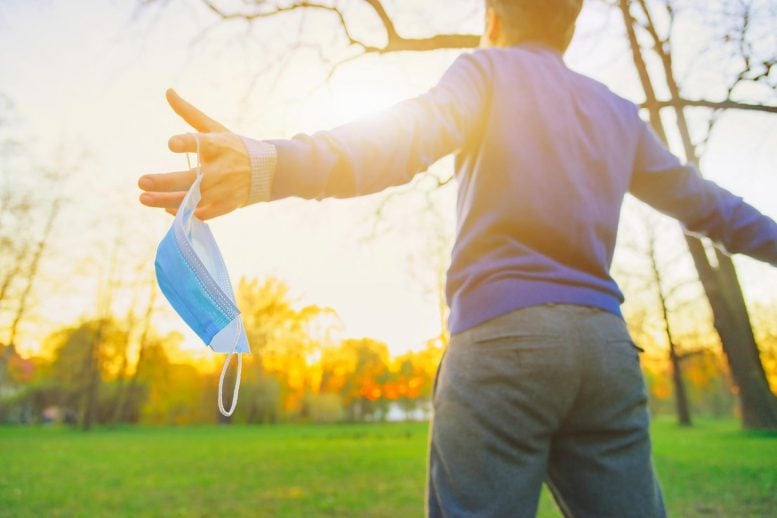 Melepas topeng covid saat matahari terbenam