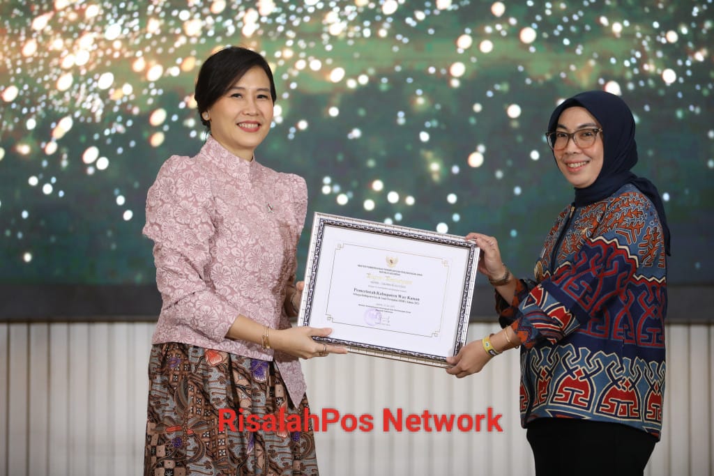 Bupati Ayu Asalasiyah Didampingi Kadis DP3APPKB Way Kanan Andi Oktaviandi Terima Penganugerahan Kabupaten Layak Anak