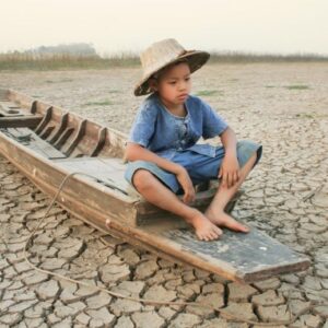Anak yang sedih Dry River Air Tawar Kekeringan Perubahan Iklim