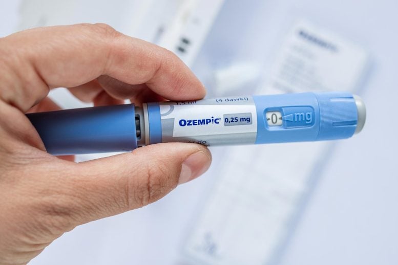 Pria Mempersiapkan Injeksi Ozemic Semaglutide