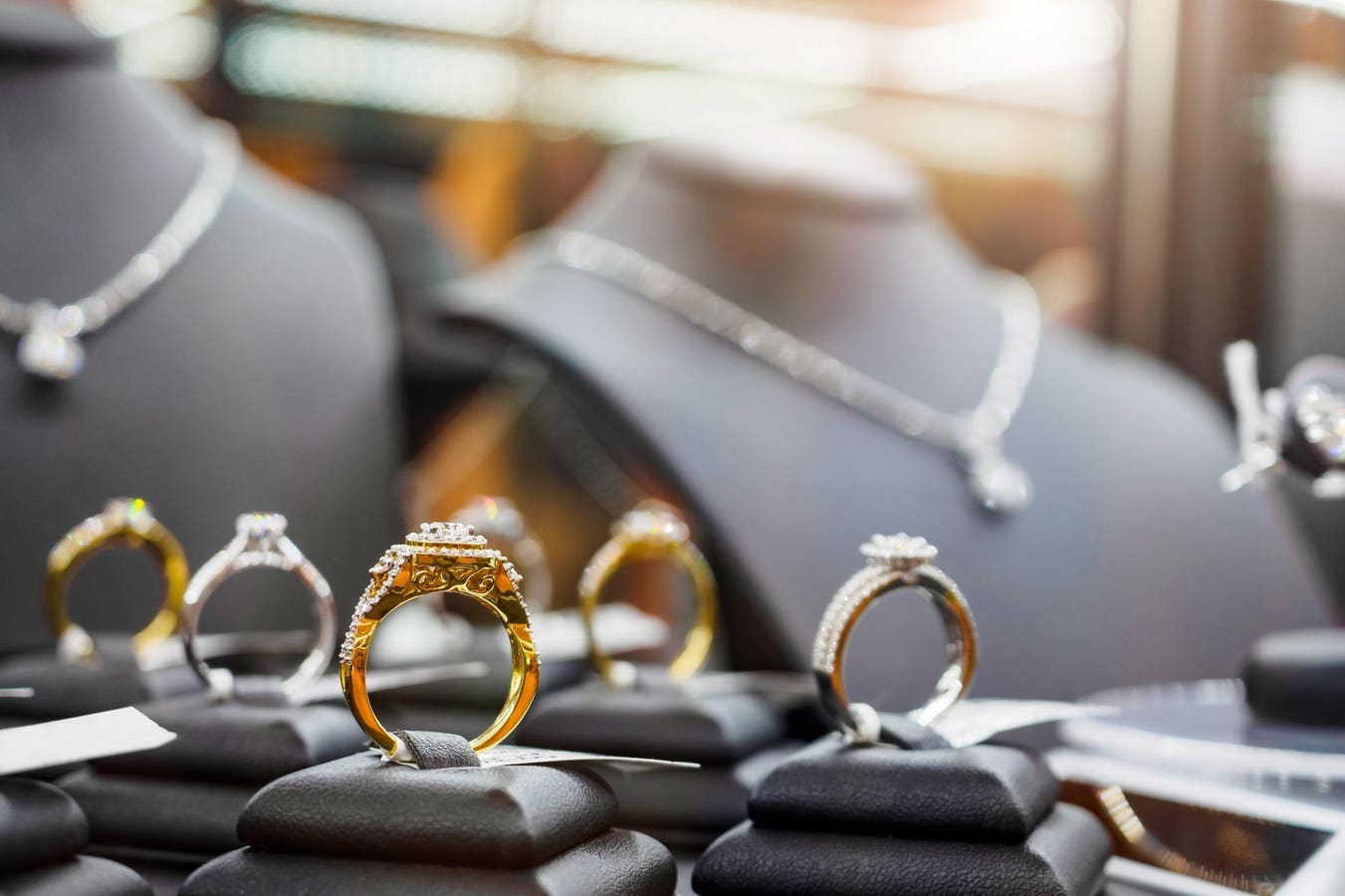 Jason McNary menambahkan CEO ke judul