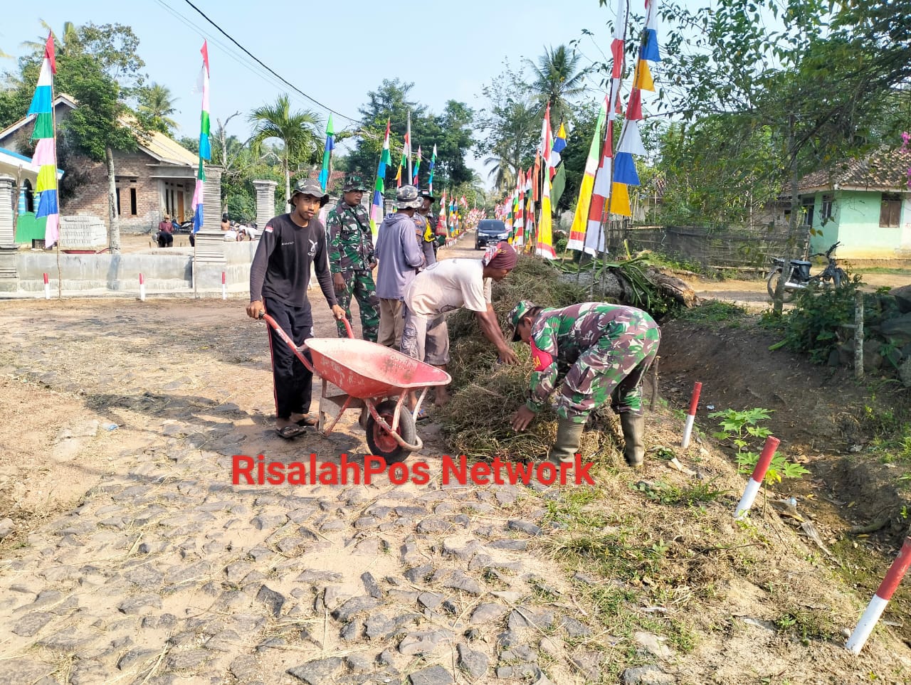 Jum’at Bersih, Danramil 427-04/Bahuga Kerahkan Pasukan Bantu Warga Bersihkan Kampung